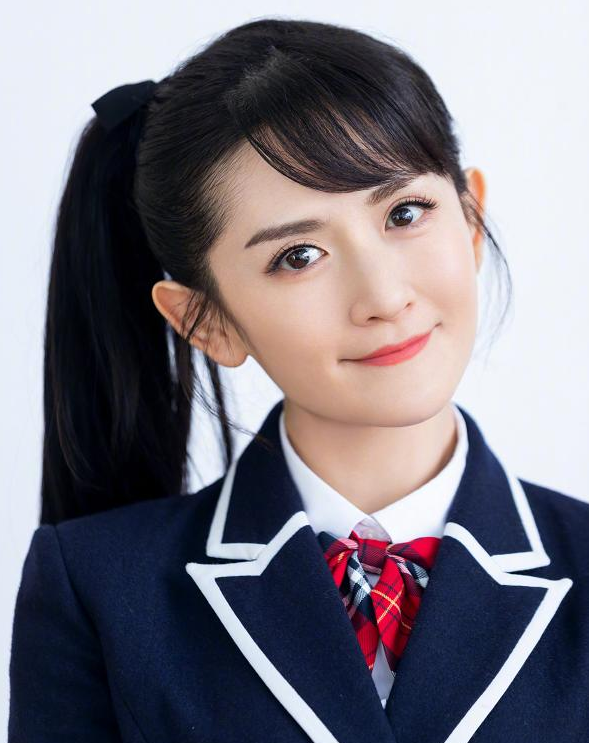 38岁谢娜扮演"楚雨荨",穿上校服尽显活泼,网友:真是扮谁像谁