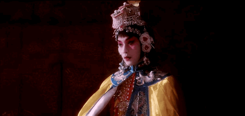 张国荣在《霸王别姬》中台上的虞姬扮相,也是很多人难忘的名场面,他