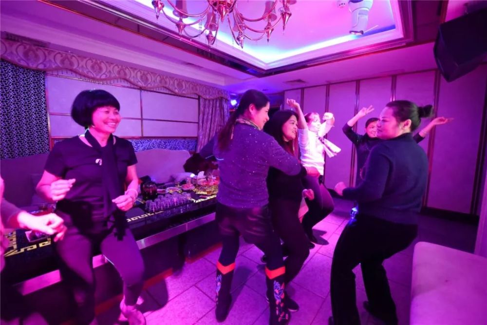 KTV公主排队-千图网