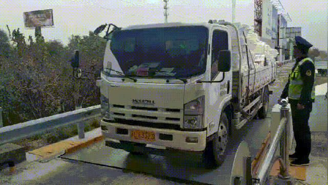 02 货车 资料图 / 货车从称重设备上驶过 联网高速公路 联网高速公路