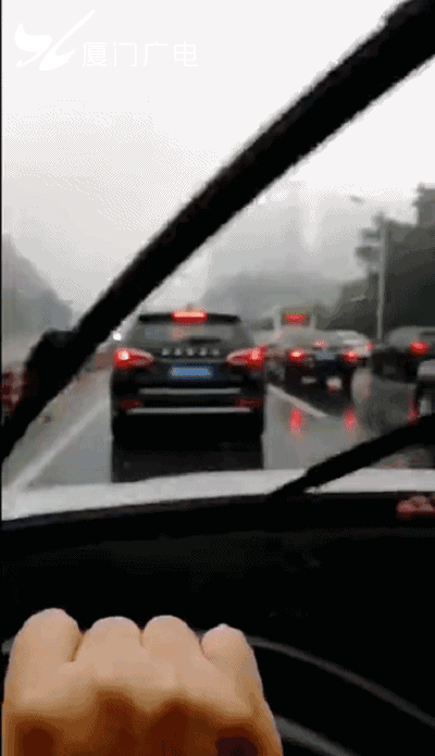 堵哭了今早厦门全城大堵车雨雾天出行地铁情况是