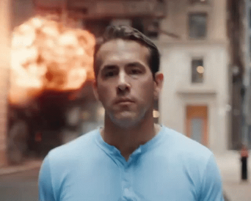 「身边枪林弹雨,npc八风不动」的哏,已经让「加拿大邓超」贱贱老师拍