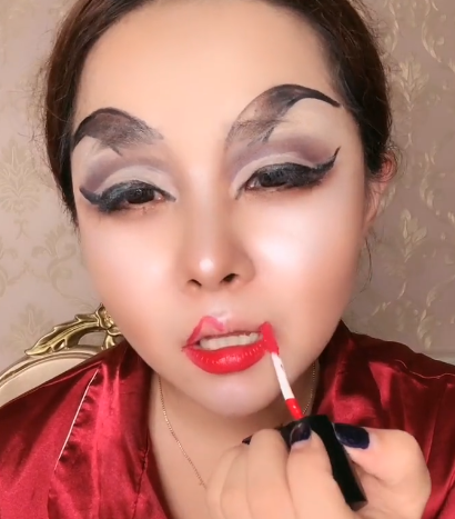 大神仿妆"女装大佬.韩美娟",开局:眉毛像羊角,结尾:咋这么能折腾!