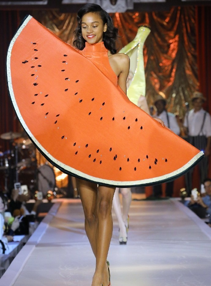 国外秀场再创奇观,超模化身水果走秀,网友纷纷直呼:看的都饿了!