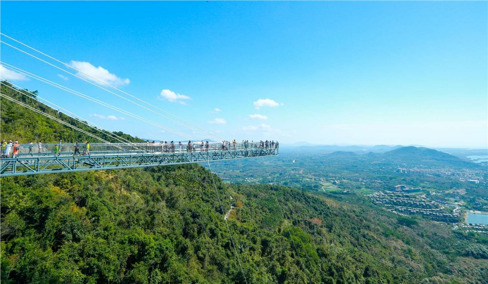 呀诺达雨林文化旅游区,站在玻璃桥面上看海棠湾,脚下还有5d特效