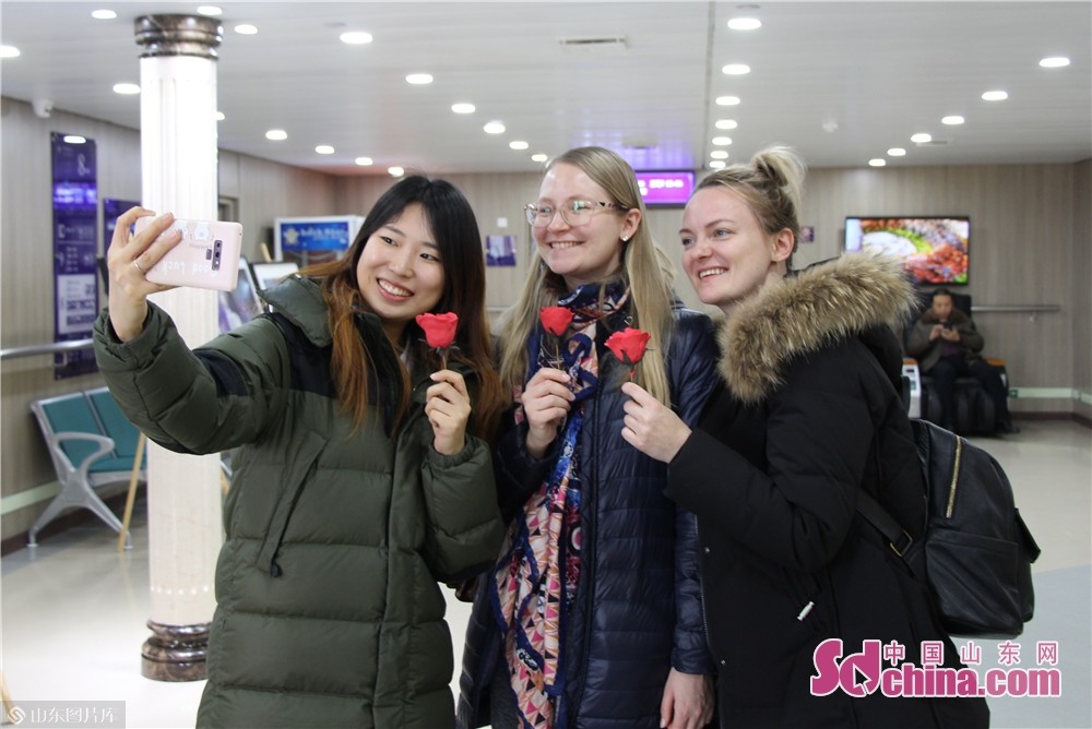 好客山东·烟台贺年会启动 外国友人现场为非遗喝彩