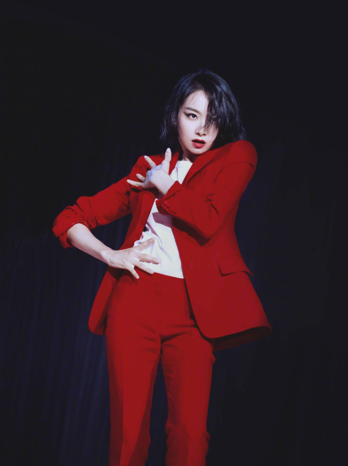 宋茜换下红西装,一身白西装霸气十足,太有御姐范儿了