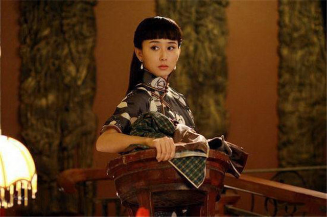 02 在饭桌上,因为胡家父母不在,所有王妈妈和王晓杰的妹妹都对胡玉婷