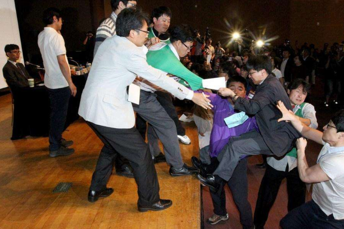 156:10,投票以压倒性优势胜出,韩国国会现场上演"全武行"