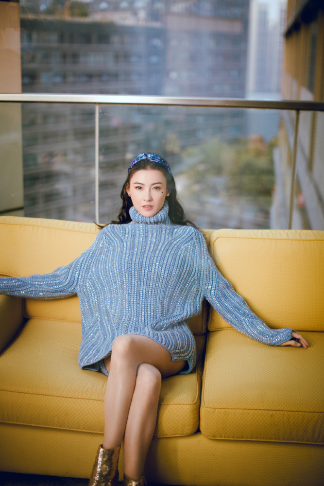 张柏芝也太嫩了!穿高领毛衣裙搭配温柔卷发,完全看不出39岁