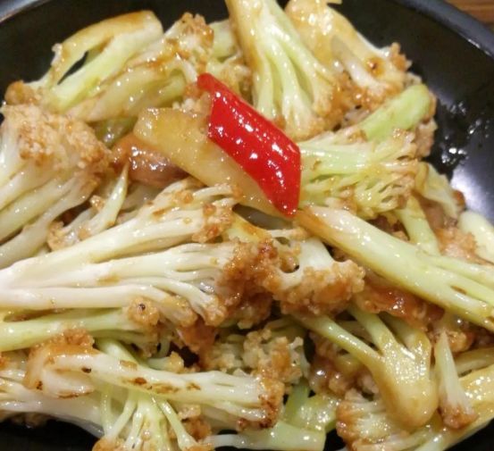 豆芽,菜花也属于高嘌呤食物 通常要求痛风病人许多荤菜不能吃,于是