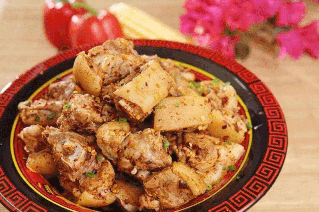 云南美食过桥米线,鲜花饼,丽江粑粑.