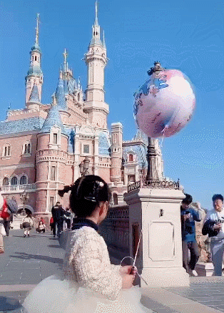 张子萱在家养胎陈赫独自带女儿逛乐园力证自己会亲自带孩子