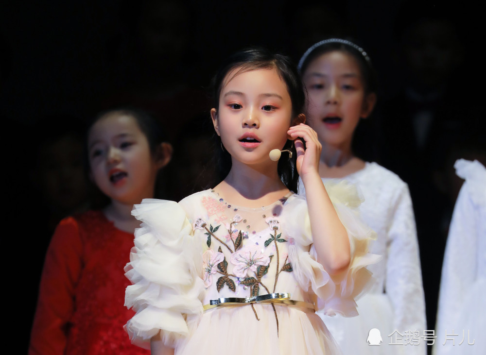 贾乃亮8岁女儿近照曝光,现身舞台犹如公主,长相酷似妈妈