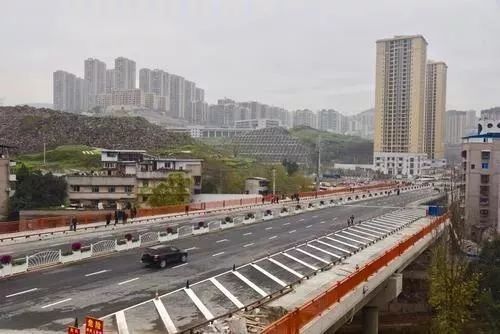 jttx 一月初,香山大道全線雙向初步通車,市民進出機場,五橋高速收費站