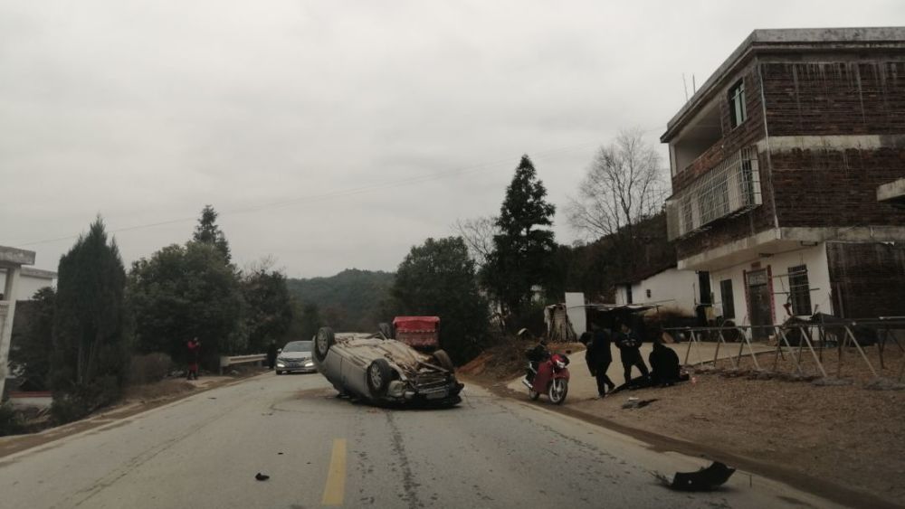 赣县g238国道上一辆小轿车"四脚朝天"横在马路中间