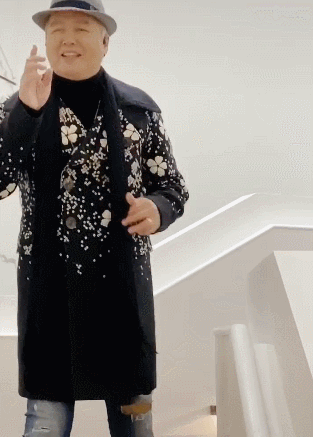 60岁林瑞阳被夸"最帅"超激动,不停擦鼻涕,走路扭来扭去不自然