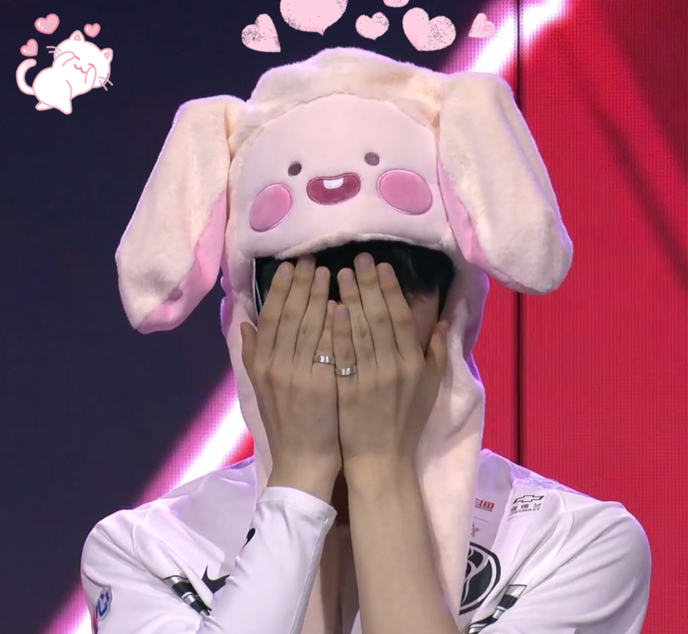 粉丝们要求theshy带上一个可爱的兔子帽,让他现场来一段可爱的"兔兔"