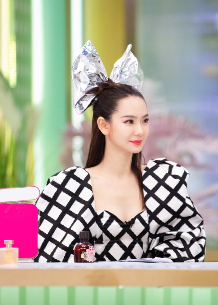 戚薇新造型也太个性了!身穿蓬蓬裙少女感十足,蝴蝶结设计很夸张