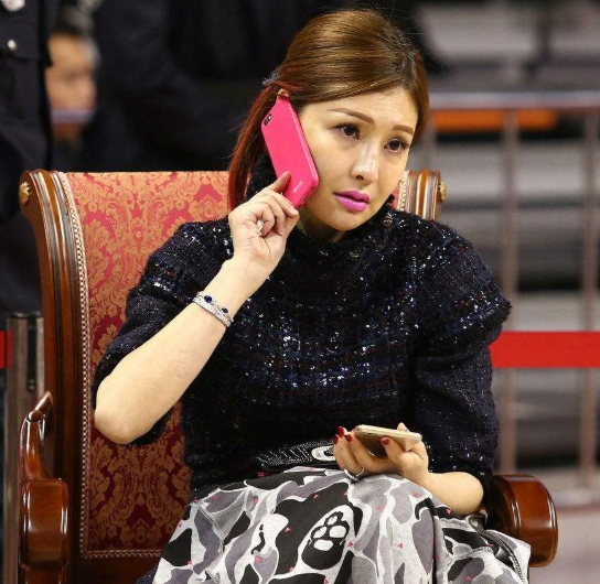 易建联老板娘40岁,身价40亿,曾任朱芳雨为gm,后背纹身引争议