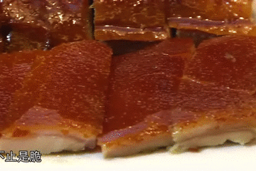 这样烧出来的乳猪,皮脆肉嫩,而且味道腌制得刚好,咸淡适中,不用蘸酱