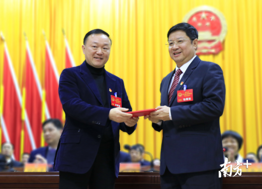 唐庆卫全票当选为连州市长