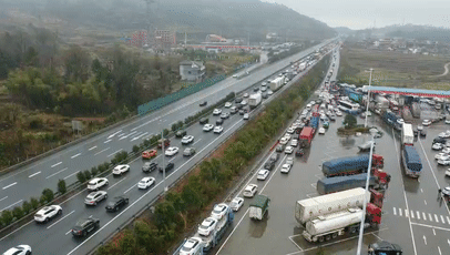 16:00京港澳高速探路小分队行驶至乐广高速30km处,路面车流量大,通行