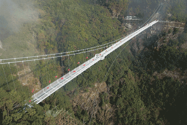 景区改造以后,增加了许多新的体验项目,其中,连云渡玻璃桥全长318米
