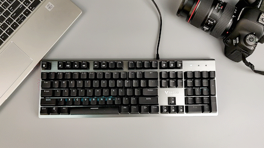 自主银轴防尘防水 雷柏v530背光机械键盘评测