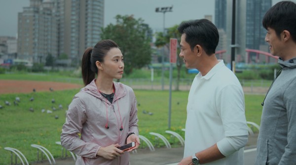 设计市长被强吻抢头条 《镜子森林》心机总编登场