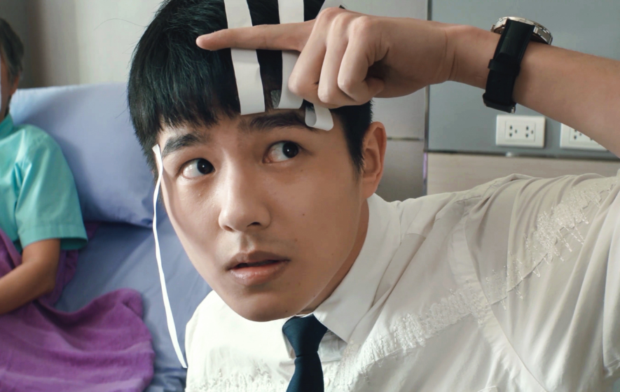 唐探:秦风当侦探厉害,玩斗地主却输的很惨,头上被贴满白条