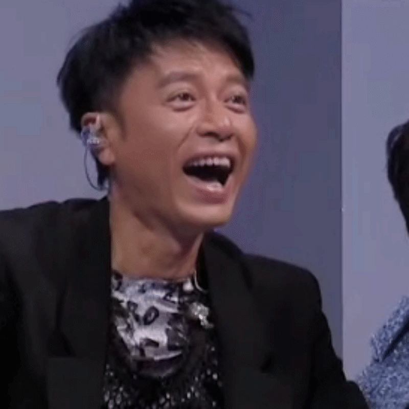 李克勤把他们两个分开来,其实两位都是非常优秀的歌手,周深歌声近似