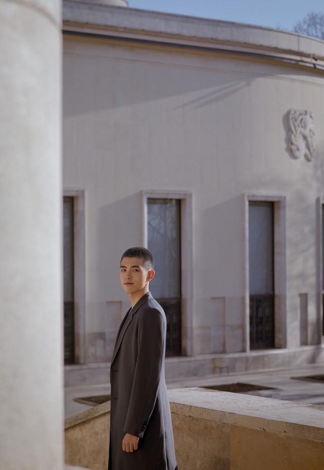 陈凯歌儿子出席活动,银色寸头清新时尚,颜值逆袭引感慨