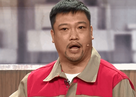 他是一名"又怂又贱"的饭店老板,怕老婆惜舅子,慢慢爱心的给自己老婆老