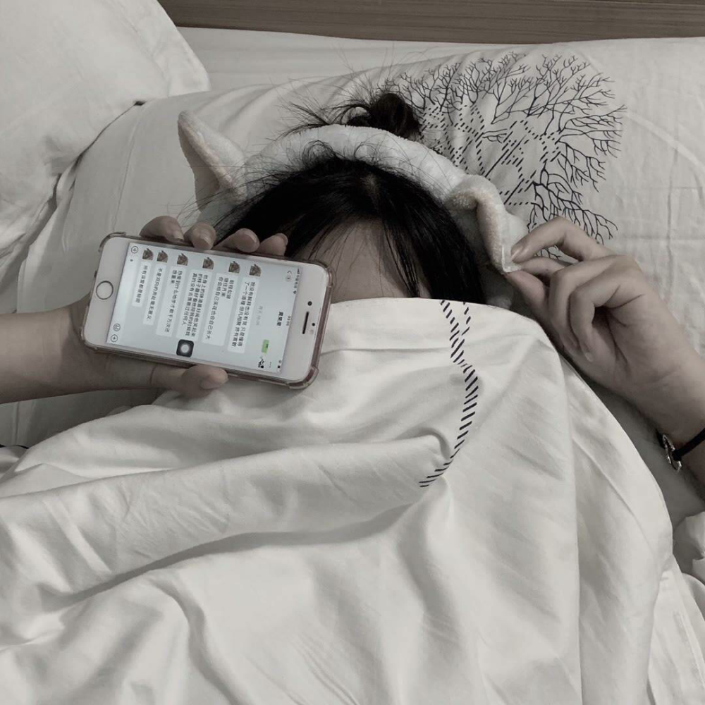 女生头像:我的手紧紧握着笔,画着属于自己的青春颜色!