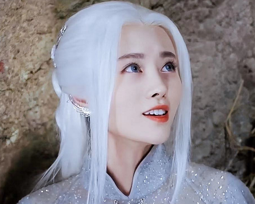 鞠婧祎果然是"黑发女神",当头发悄悄染成白色,骄傲的仙女气质全无