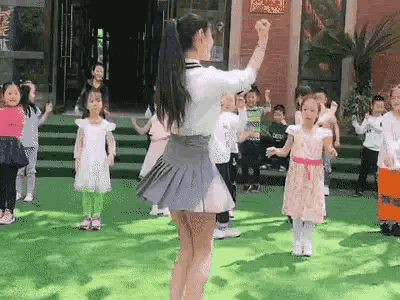 西班牙女老师穿紧身衣上课,看呆众学生!这才是真正的"暴露"吧