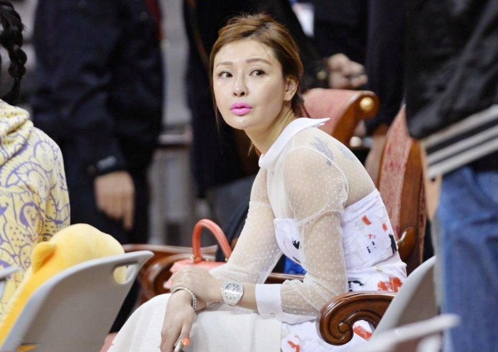 cba最美老板娘!她是阿联和朱芳雨的伯乐,40岁身材不输妙龄少女