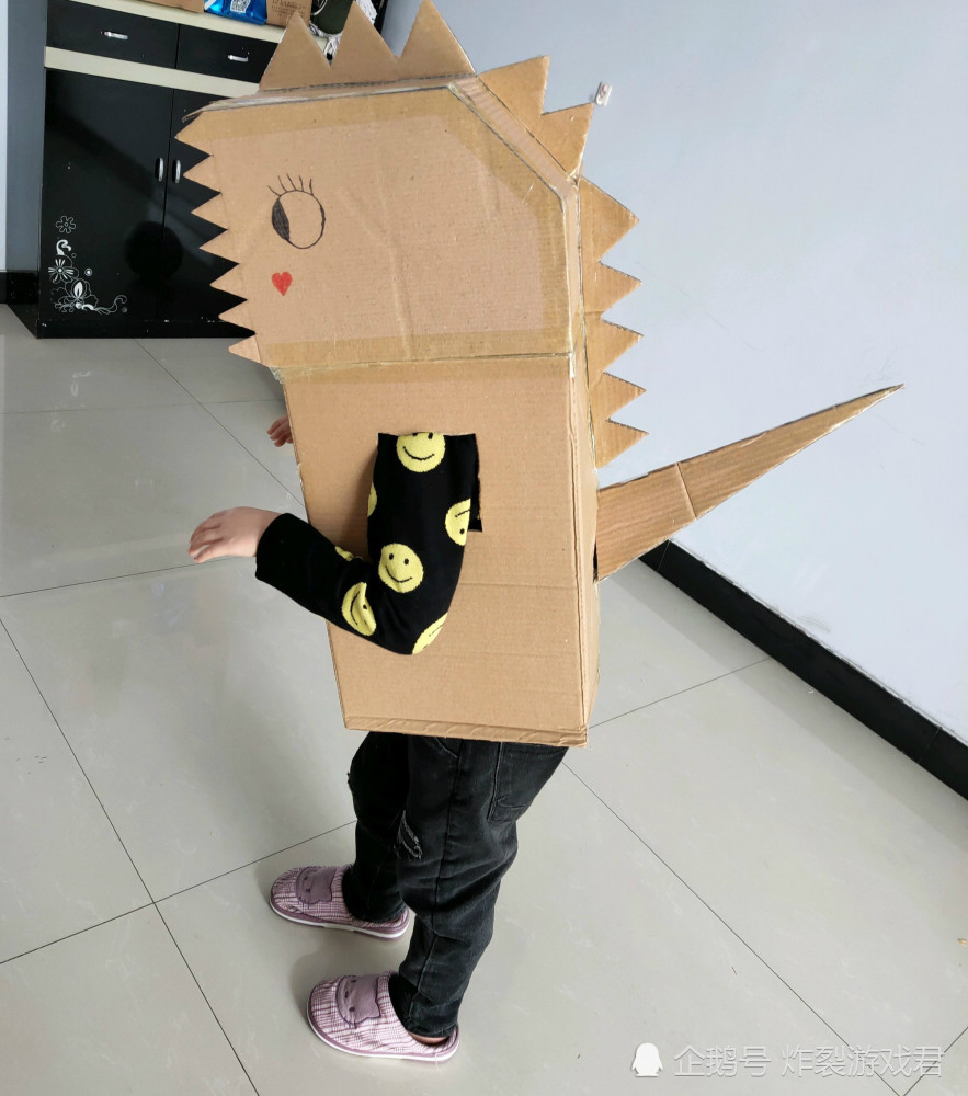 "吃鸡"游戏小学生"鬼斧神工",用废旧纸皮还原"纸折暴龙"!