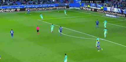 此役87分钟,蒂奥-埃尔南德斯与比达尔在巴萨后场右路争夺一次球权