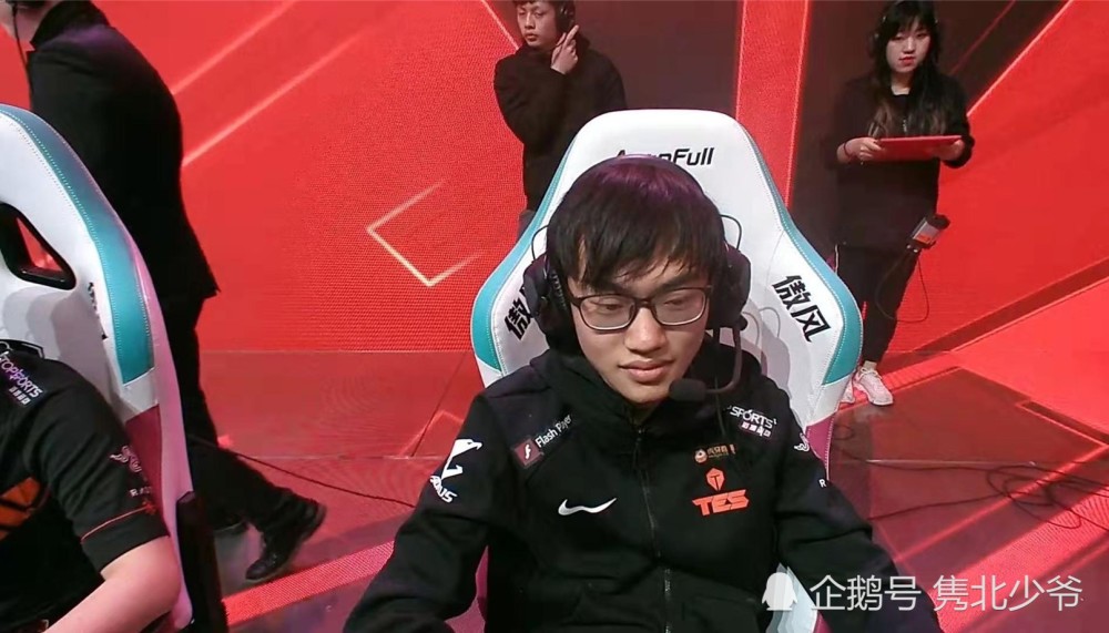 rng小虎凌晨直播,knight上房管"杀封了",k皇:有没