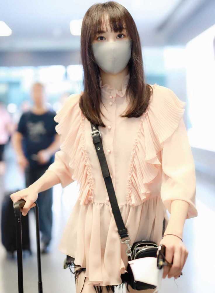 郑爽戴"口罩"现身机场,穿荷叶边上衣搭配短裤,气场依然挡不住