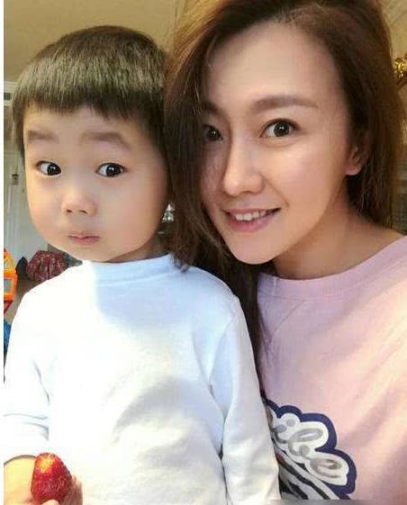 潘长江唯一宝贝女儿潘阳嫁入10亿豪门,她如今的豪门生活怎么样了?