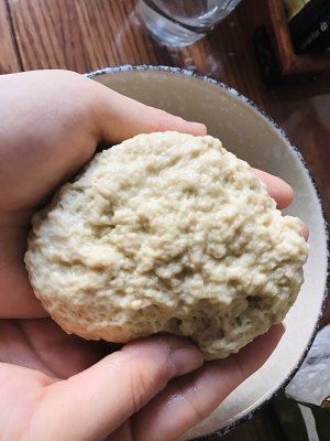 (静置过程中千万不要搅拌或者晃动)洗好的面筋揉成团放到清水中备用