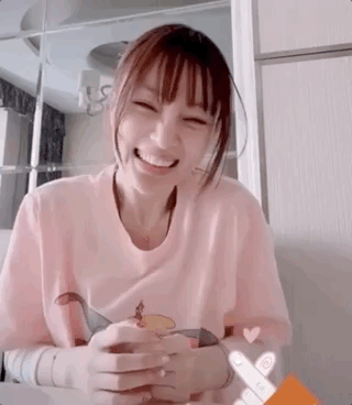 李小璐不洗脸出镜学说韩语捂脸害羞网友喊话快和贾乃亮复婚