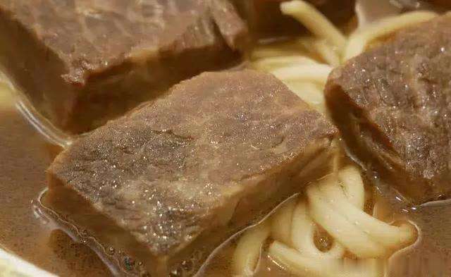 全国最贵牛肉面,108块一碗免费续面,当地人排队去吃