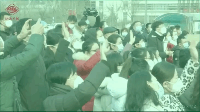 武汉突降暴雪，国外病毒肆虐，但中国人民在雄起！