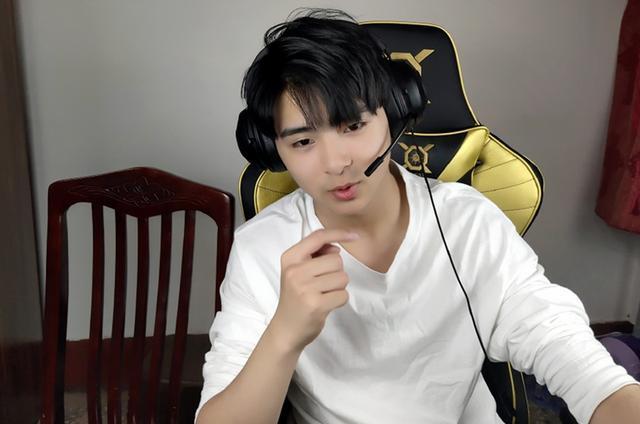 人帅枪刚技术好,伞兵直播时被认出,做主播人气更高