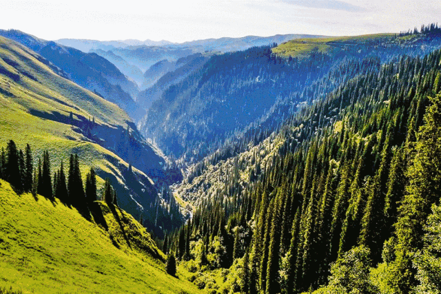 崇山峻岭之中"中国最美十大公路之一"的独库公路作为国家地理评出的