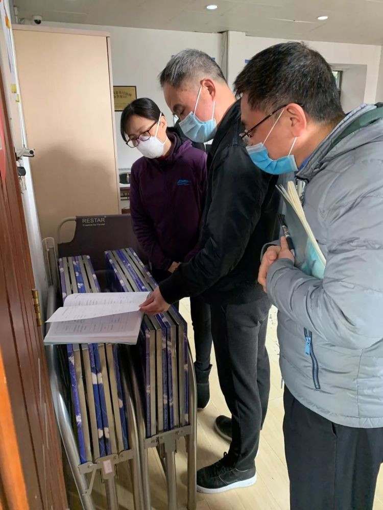 叶东华和城管工作人员督查人员聚集情况 用爱心,给抗